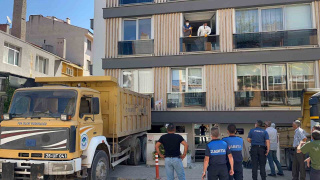 ESKİŞEHİR'DE ENGELLİ VATANDAŞIN EVİNDEN 30 TON ÇÖP ÇIKARILDI