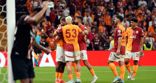 GALATASARAY, FENERBAHÇE'YE KARŞI LİDERLİK KOLTUĞUNDA