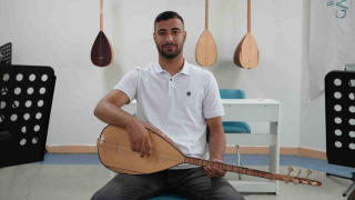 GAZİANTEP’TE HEMOFİLİ HASTASI GENÇ, BAĞLAMA TUTKUSUYLA KONSERVATUVARI KAZANDI
