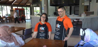 GAZİANTEP'TE MUTLU KAFE: DOWN SENDROMLU GENÇLERİN GÜLER YÜZLÜ HİZMETİ