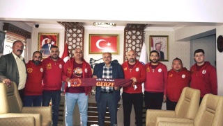 GEBZE ULTRA ASLANLAR TARAFTAR GRUBU ŞENKAYA İLÇESİNDEKİ SPORCULARA MALZEME DESTEĞİ VERDİ