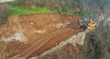 Gülyalı İlçesinde Yol Genişletme Çalışmaları Devam Ediyor