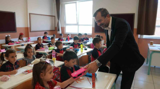 GÜRSU BELEDİYESİ MİNİKLERE KALEMLİK HEDİYE ETTİ