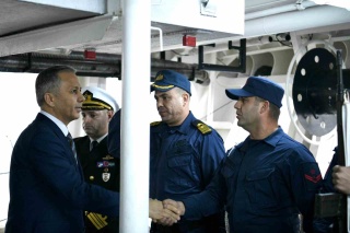 İÇİŞLERİ BAKANI DENİZDE MÜRETTEBATLA BULUŞTU