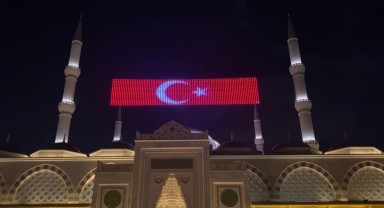 İstanbul'da Büyük Çamlıca Camii'nde Kadir Gecesi Coşkusu