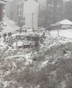 İSTANBUL’DA KAR YAĞIŞI ETKİLİ: ARAÇ KALDIRIMDA YÜRÜYEN VATANDAŞA ÇARPTI