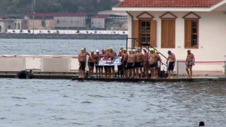 İSTANBUL’DA SARAYBURNU FATİHLERİ KIZ KULESİ’NE YÜZDÜ
