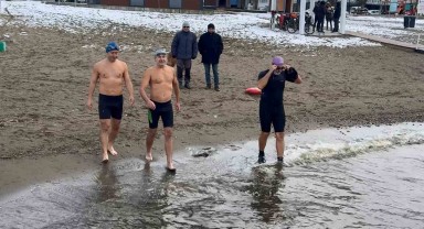 İznik Gölü'nde Kar Altında Yüzen Cesur Grup!