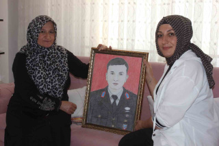 KAHRAMANMARAŞ'TA RESSAM KADIN ŞEHİT AİLELERİNE KARAKALEM HEDİYELERİ VERİYOR