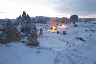 KAPADOKYA'DA KAR YAĞIŞI BALON TURLARINI ERTELEDİ