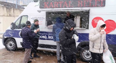 Kartal Belediyesi Kış Aylarında Vatandaşlara Sıcak İkram