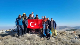 KERVANSARAY DAĞI ZİRVESİNDE TÜRK BAYRAĞI AÇILDI