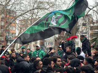 KOCAELİSPOR TARAFTARLARINDAN RENKLİ YÜRÜYÜŞ!