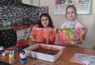 KÜÇÜK SANATÇILAR EBRU SANATINDA USTALAŞIYOR