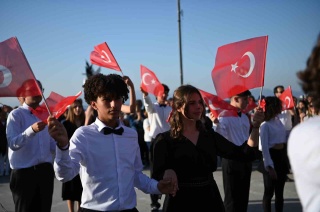 KUŞADASI KENT KONSEYİ’NDEN CUMHURİYET VALSİ GÖSTERİSİ