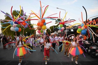KUŞADASI SOKAK FESTİVALİ RENKLİ BİR KORTEJ YÜRÜYÜŞÜ İLE BAŞLADI