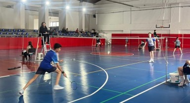 Kütahya'da Lise ve Ortaokul Öğrencileri Arasında Badminton Turnuvası