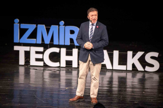 M. SERDAR KUZULOĞLU İZMİR'DE TEKNOLOJİ VE GELECEK HAKKINDA KONUŞTU