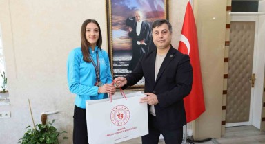 Manisa Gençlik ve Spor İl Müdürü, Eylül Aygül'e Altın Madalya Kutlaması