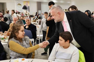 MENEMEN BELEDİYE BAŞKANI ÖZEL GEREKSİNİMLİ ÇOCUKLARI UNUTMADI