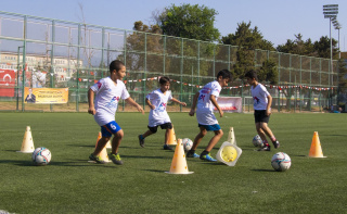 MERSİN'DE ÜCRETSİZ FUTBOL KURSLARI ÇOCUKLARIN GÖZDESİ