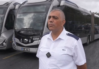 METROBÜSTE DOĞUM YAPAN ANNE VE BEBEĞİ SAĞLIKLI BİR ŞEKİLDE HASTANEYE GÖTÜRÜLDÜ