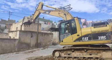Nizip Belediyesi Metruk Binaları Yıkıyor