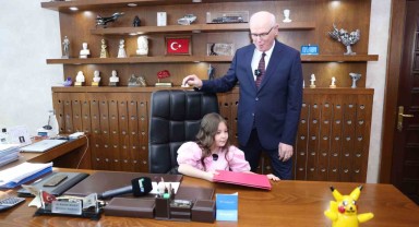 Odunpazarı Belediye Başkanı Kazım Kurt, 23 Nisan'da Makamını 9 Yaşındaki Miray Durdu'ya Bıraktı