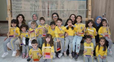 Olgunlaşma Enstitüsü'nde Kilim Dokumacılığına Göz Atan Yenikent Anaokulu Öğrencileri