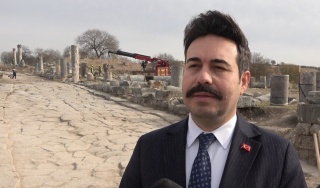 OSMANİYE'DE KASTABALA ANTİK KENTİ'NDE SÜTUNLAR YENİDEN AYAĞA KALDIRILIYOR
