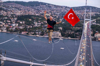 RED BULL SPORCUSU JAAN ROOSE İP ÜSTÜNDE KITALAR ARASI GEÇİŞ YAPTI