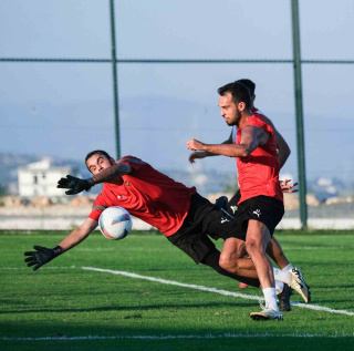 RIZA ÇALIMBAY HATAYSPOR’U İLK ANTRENMANDA YÖNLENDİRDİ