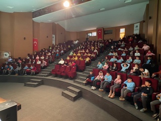 SAKARYA BÜYÜKŞEHİR BELEDİYESİ’NDEN MİNİKLERE KEYİFLİ TİYATRO EĞLENCESİ