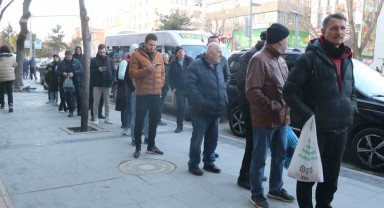 Sakarya’da Ramazanın İlk Gününde Vatandaşlar Pide Kuyruğunda
