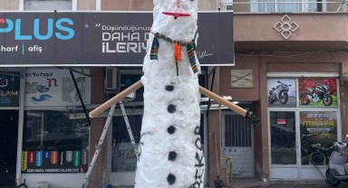 Samsun Bafra'da Dev Kardan Adam Oluşturuldu