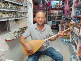 SAMSUN’DAKİ BAĞLAMA ÇALAN ESNAF