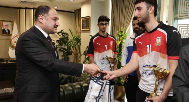Şanlıurfa Büyükşehir Belediyespor Erkek Voleybol Takımı Başarılarını Kutladı
