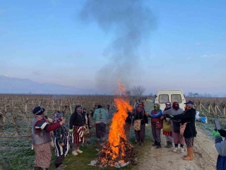 SARIGÖL KADIN İŞÇİLER SOĞUK HAVA KOŞULLARINA KARŞI MÜCADELE EDİYOR