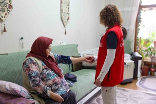 SELÇUKLU BELEDİYESİ EVDE YAŞLI BAKIM HİZMETİYLE ÖRNEK OLUYOR