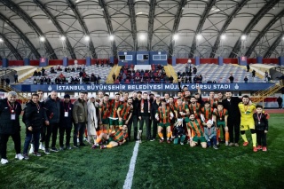 SİLİVRİ BELEDİYE BAŞKANI ŞAMPİYONLUK KUTLAMASINDA