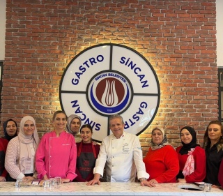 SİNCAN BELEDİYESİ, LİDERLERİN ŞEFİ ZEKİ AÇIKÖZ'Ü GASTRO SİNCAN'DA AĞIRLADI