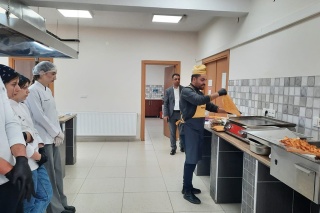 SÖĞÜT MESLEK YÜKSEKOKULU ÖĞRENCİLERİ HIZLI YEMEK RESTORAN UYGULAMALARINI UYGULAYARAK ÖĞRENİYOR
