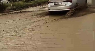Söke'de Etkili Olan Sağanak Yağış Yolları Kapattı