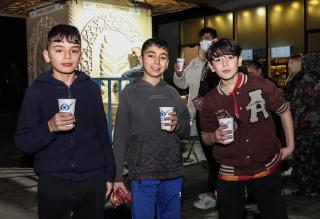 SULTANGAZİ BELEDİYESİ HASTANE ÖNÜNDE ÇORBA İKRAM EDİYOR