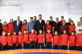 TAHA AKGÜL, MİNİK GÜREŞÇİLERLE BULUŞTU