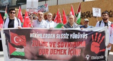 Tıp Fakültesi Öğrencileri ve Vatandaşlar Filistin'e Destek İçin Sessiz Yürüyüş Düzenledi