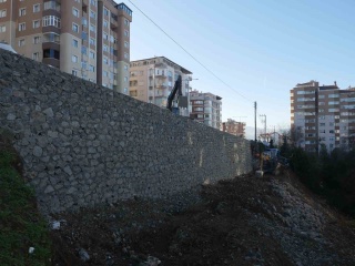 TRABZON'DA ÇÖKEN İSTİNAT DUVARI YENİDEN YAPILIYOR