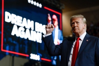 TRUMP VİRGİNİA'DA HALKI KAZANMAYA ÇALIŞIYOR