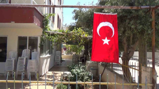 TÜRK-AMERİKALI FİLİSTİN'E YARDIM İÇİN GİDEN VATANDAŞIN DİDİM'DEKİ AİLE EVİ TÜRK BAYRAKLARIYLA DONATILDI