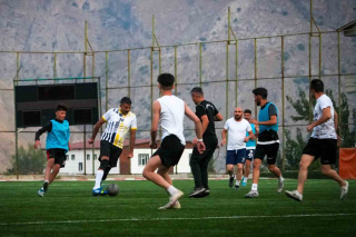 VALİ ALİ ÇELİK, ZAPSPOR FUTBOLCULARIYLA ÇİFT KALE MAÇ YAPTI
